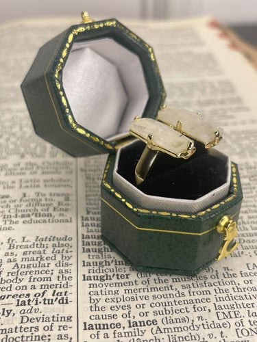 خاتم من حجر القمر مطلي ذهب