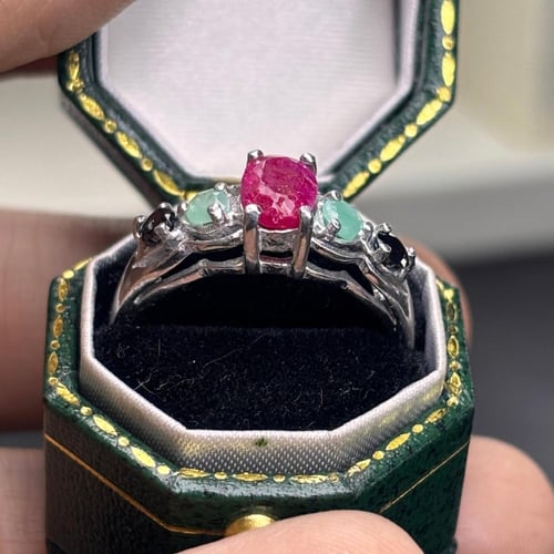 خاتم بتصميم مميز ٣ احجار ياقوت وزمرد وزفير