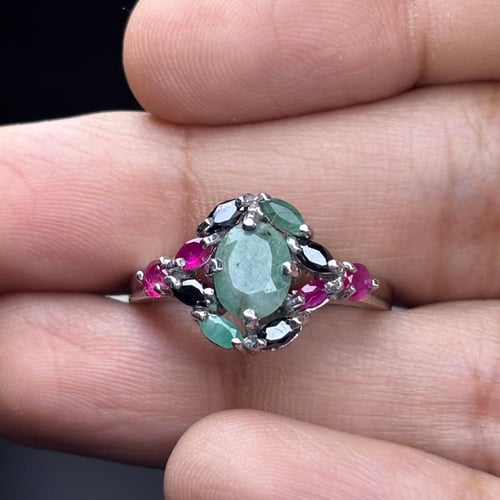 خاتم من ٣ أحجار زمرد وياقوت وزفير فضة ٩٢٥