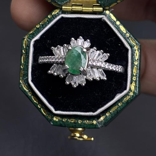 خاتم من حجر الزمرد الطبيعي