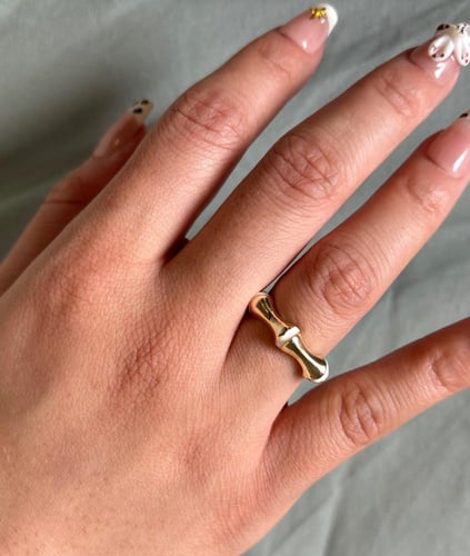 خاتم ذهبي بتطعيمة لون