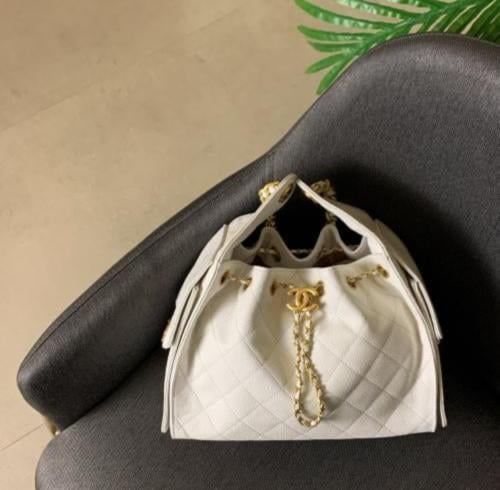 حقيبة شانيل لون ابيض