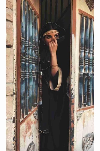 لوحة طباعة طولية جمال الانوثة العربية