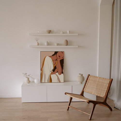 لوحة طباعة طولية امرأة هادئة