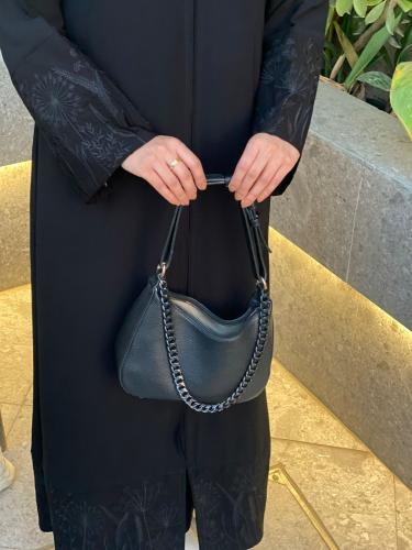 عباية سوداء قماش مستقبل كوري طقطق مع كلفة في اليد...