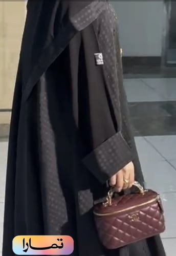 Luxurious black abaya with a subtle pattern and a headscarf – an elegant everyday look