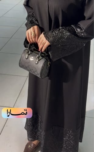 Luxury black abaya with shiny lace details – elegant and soft design