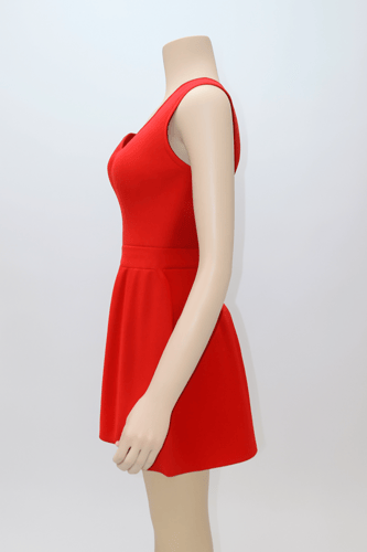 فستان قصير بلا أكمام