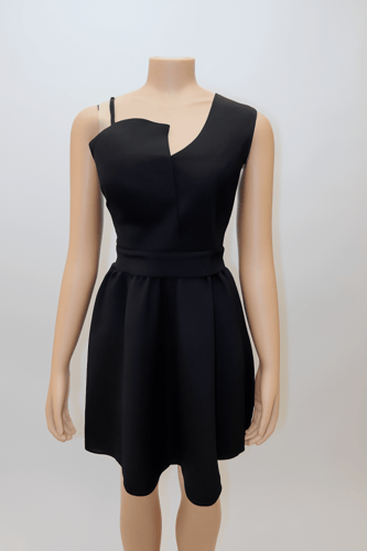 فستان قصير بلا أكمام