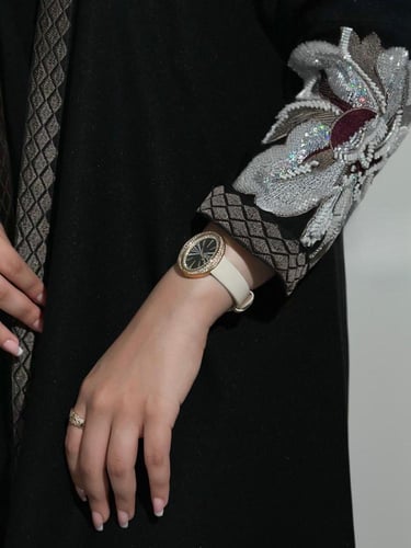 عباية كريب كتان بتطريز عودي نص كلوش