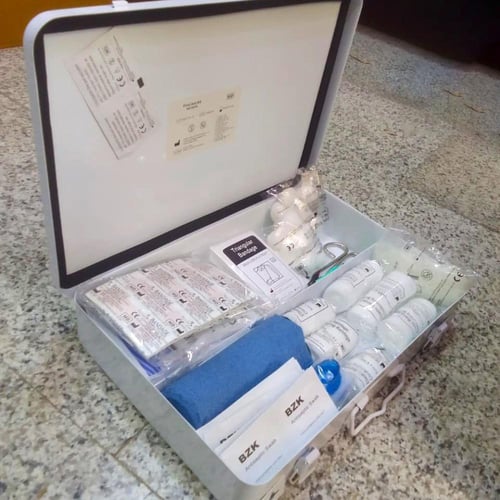 شنطة اسعافات اولية ( علبة معدنية ) 50 شخص مقاس 35...