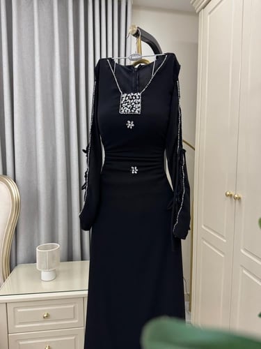 فستان اسود مطرز