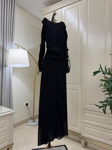 فستان اسود مطرز