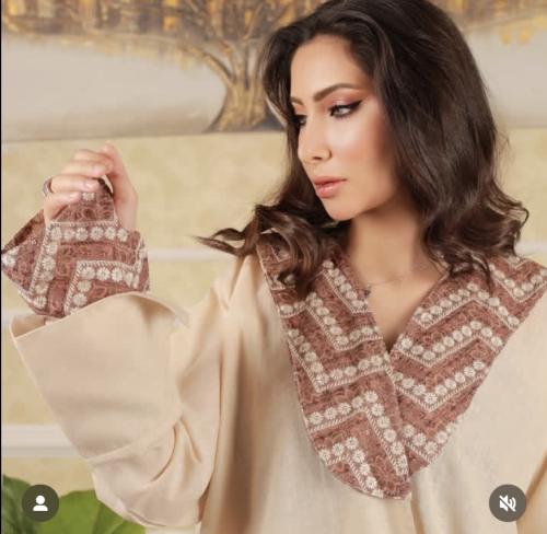 عباية بيج بلمسة تطريز تراثي أنيق على الياقة والأكم...