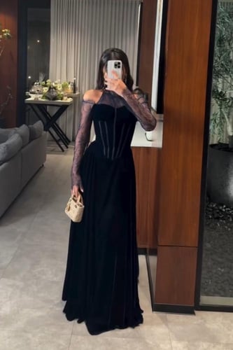 فستان مخملي مع دانتيل فرنسي بتصميم فاخر