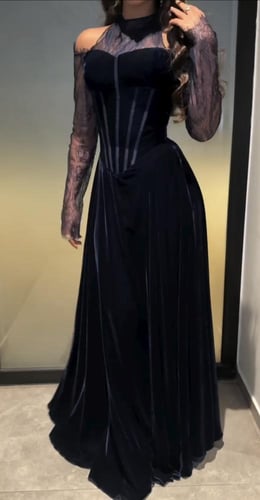 فستان مخملي مع دانتيل فرنسي بتصميم فاخر