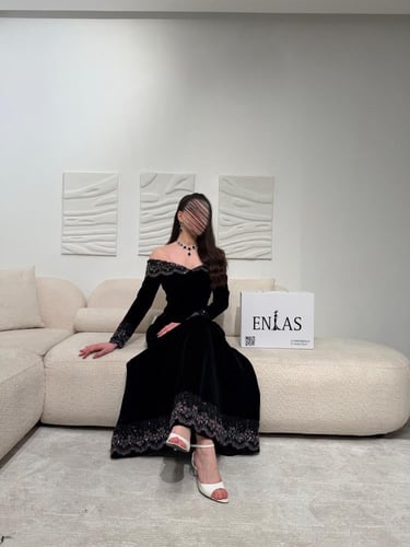 فستان سهرة مخمل جوخ كوري مع كلفة ورود