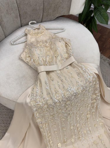 فستان سهرة فخم خامة كلفه مبطن تفته والذيل تفته