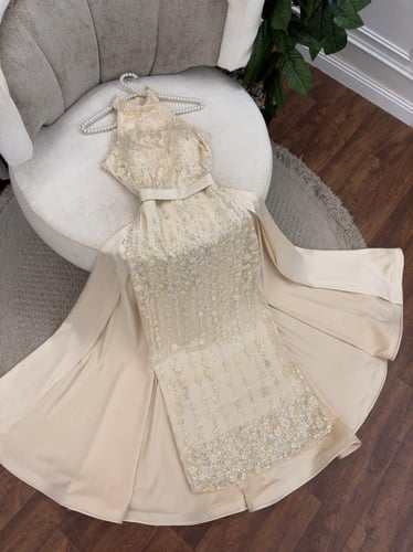 فستان سهرة فخم خامة كلفه مبطن تفته والذيل تفته