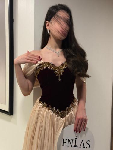 فستان سهرة مخمل مع شك يدوي اكمام وكلوش كرنكل لمعة