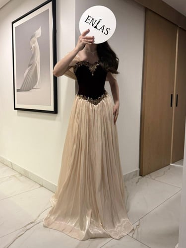 فستان سهرة مخمل مع شك يدوي اكمام وكلوش كرنكل لمعة