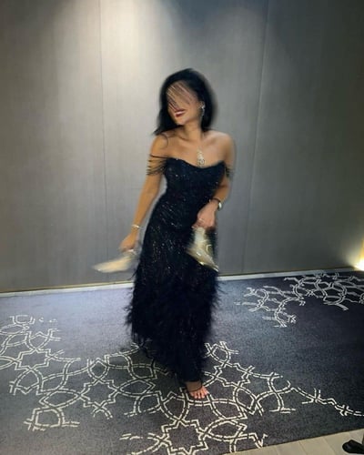 فستان سهرة انيق وفخم كلفة ورود مع ريش