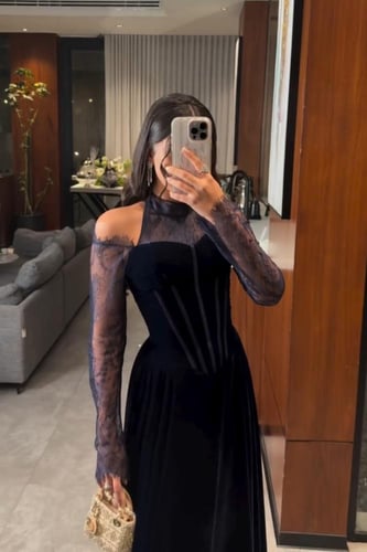 فستان مخملي مع دانتيل فرنسي بتصميم فاخر