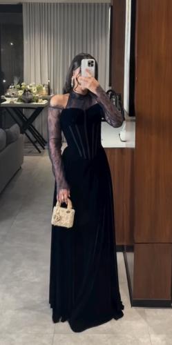 فستان مخملي مع دانتيل فرنسي بتصميم فاخر