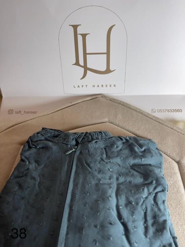 طقم بناتي عباره عن شرشف صلاه منقط بطرحه متصله وسجا...