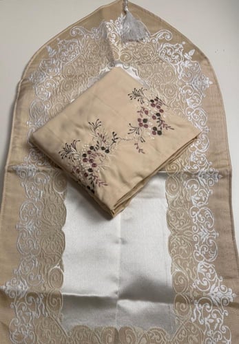 طقم بناتي عباره عن شرشف صلاه بطرحه متصله مطرزه قما...