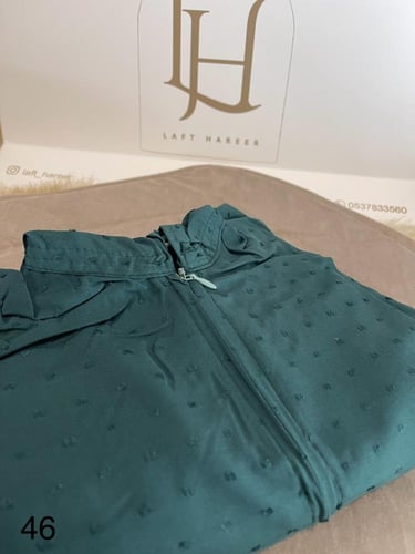 طقم بناتي عباره عن شرشف صلاه منقط بطرحه متصله وسجا...