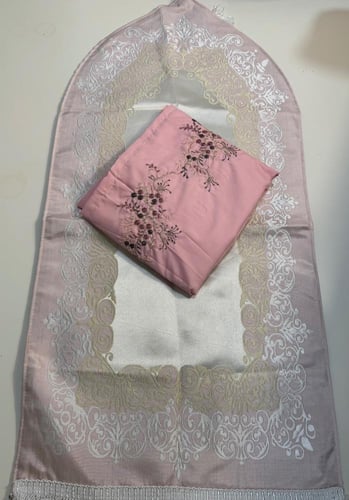 طقم بناتي عباره عن شرشف صلاه بطرحه متصله مطرزه قما...