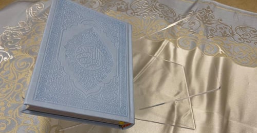 استاند للمصحف اكريلك شفاف مقاس ١٥*١٥*٢٨