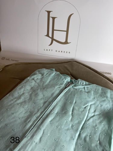 طقم بناتي عباره عن شرشف صلاه منقط بطرحه متصله وسجا...