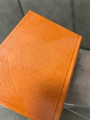 مصحف ملون بغلاف جلد متوفر كل خمسه اجزاء لون