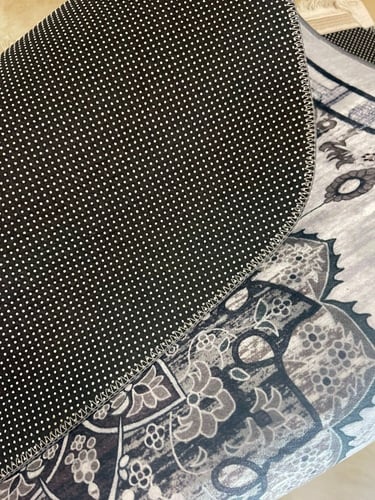 سجادة صلاة فاخرة شكل محراب مخمل غير مبطنه حجمها كب...