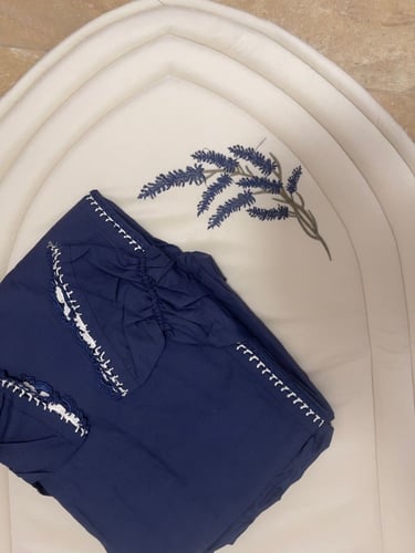 طقم نسائي عباره عن شرشف صلاه كروشيه بطرحه متصله بق...