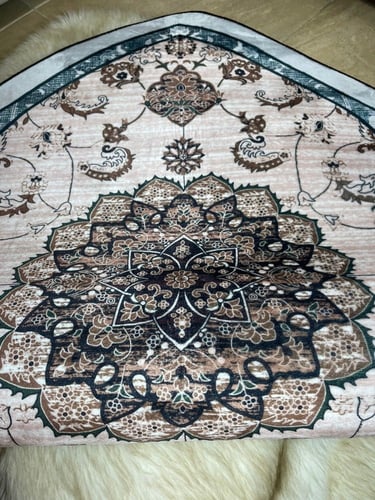 سجادة صلاة فاخرة شكل محراب مخمل غير مبطنه حجمها كب...