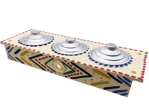 صينية تقديم مع ثلاث بوادي