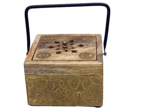 مبخرة خشب مربع ذهبي حروف