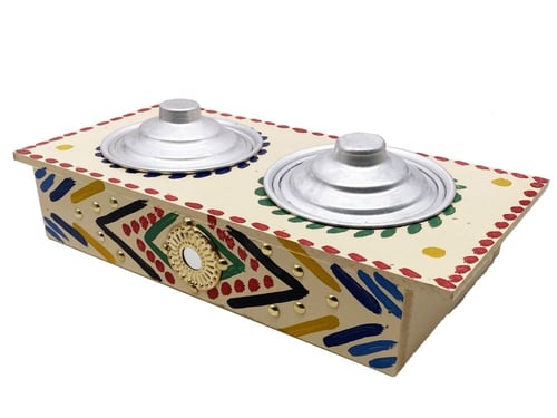 صينية تقديم مع عدد اثنين بادية