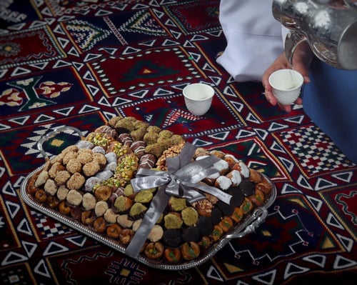 صينية تمور محشية فاخرة مشكلة - أحجام متعددة