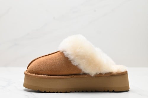 UGG Disquette slides in chestnut