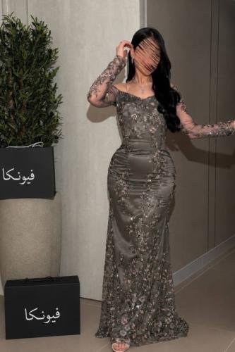 فستان فيندا فستان سهرة بلون رمادي فاخر، بتصميم أوف شولدر ناعم مع أكمام طويلة
