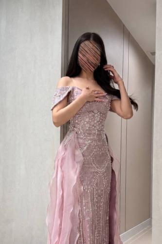 Dreamy pink dress with shiny details and delicate embroidery