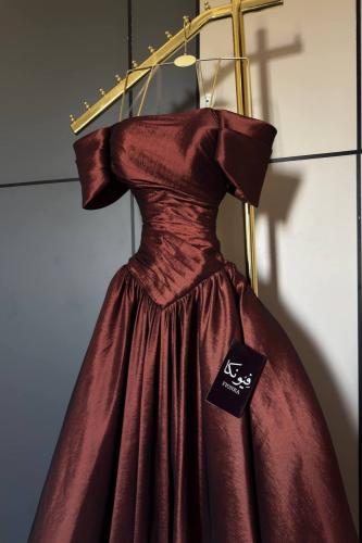 فستان سوين مصمم بأكتاف مكشوفة منسدلة مع كورسيه ضيق مزموم يبرز تفاصيل الخصر