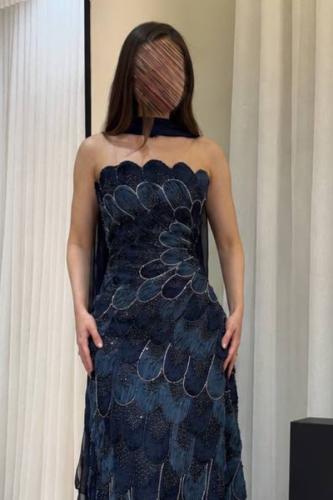 Navy blue dress Strapolis with an elegant and flowing design and a shawl