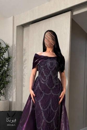 A long two-tone dress featuring elegant shiny embroidery