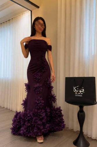 A two-tone royal dress with a feminine off-shoulder design