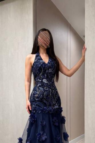 Luxurious navy blue dress with an elegant mermaid cut